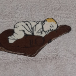 serviette sable brodée ' bébé endormi sur une main ' à personnaliser